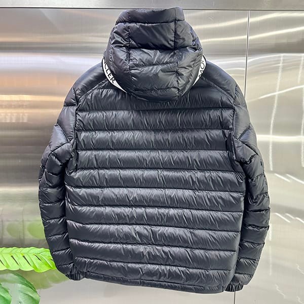 並行輸入品 モンクレール CORNOUR ショートダウンジャケット 2サイズ moj78069